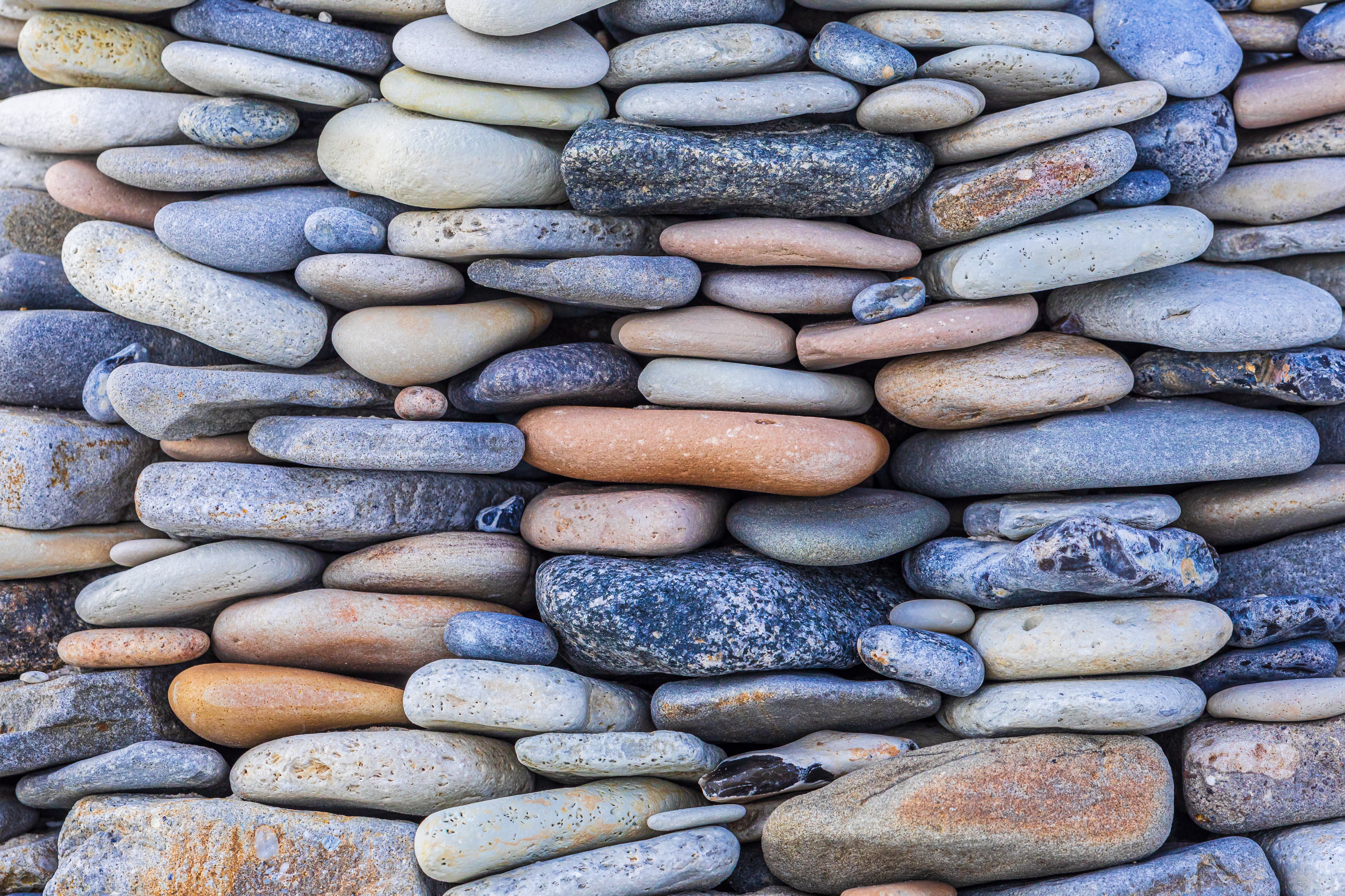 A wall of round pebbles